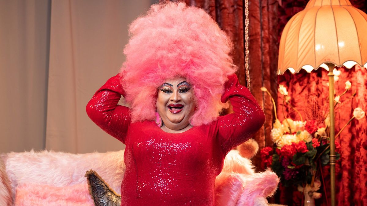Česká televize odsoudila nenávistné projevy vůči pořadu Chi Chi na gauči, talk show s českou drag queen